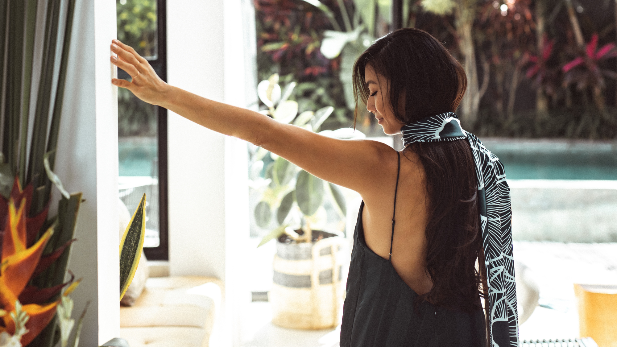 Evening Comforts in Bali: Why a Silk Shawl or Pashmina Scarf Belongs in Your Travel Bag